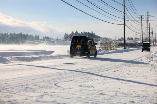 雪道と車