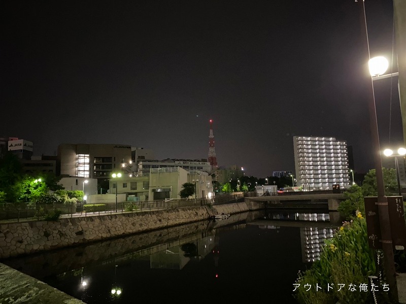 夜の都市型河川