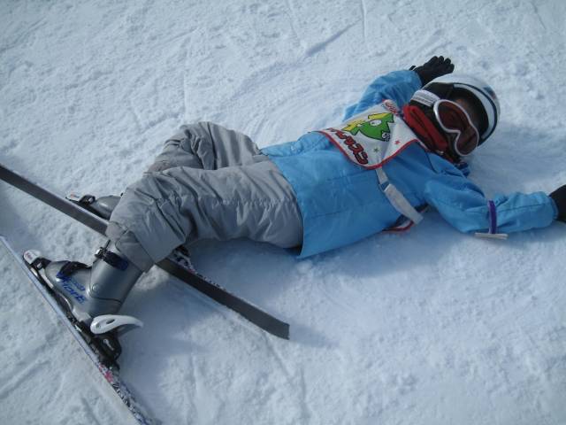 スキーで転倒する子供